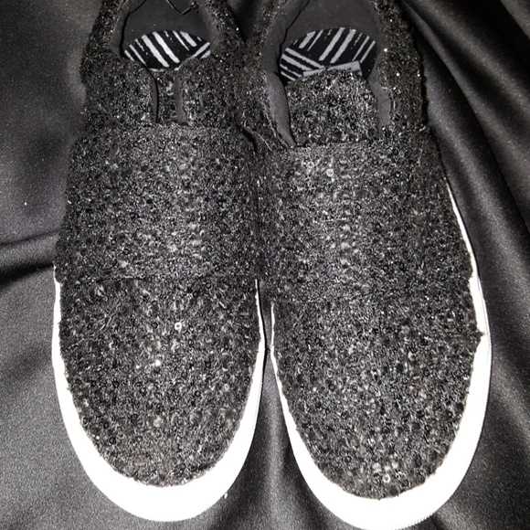 DV Shoes - DV SHOES SIZE 8